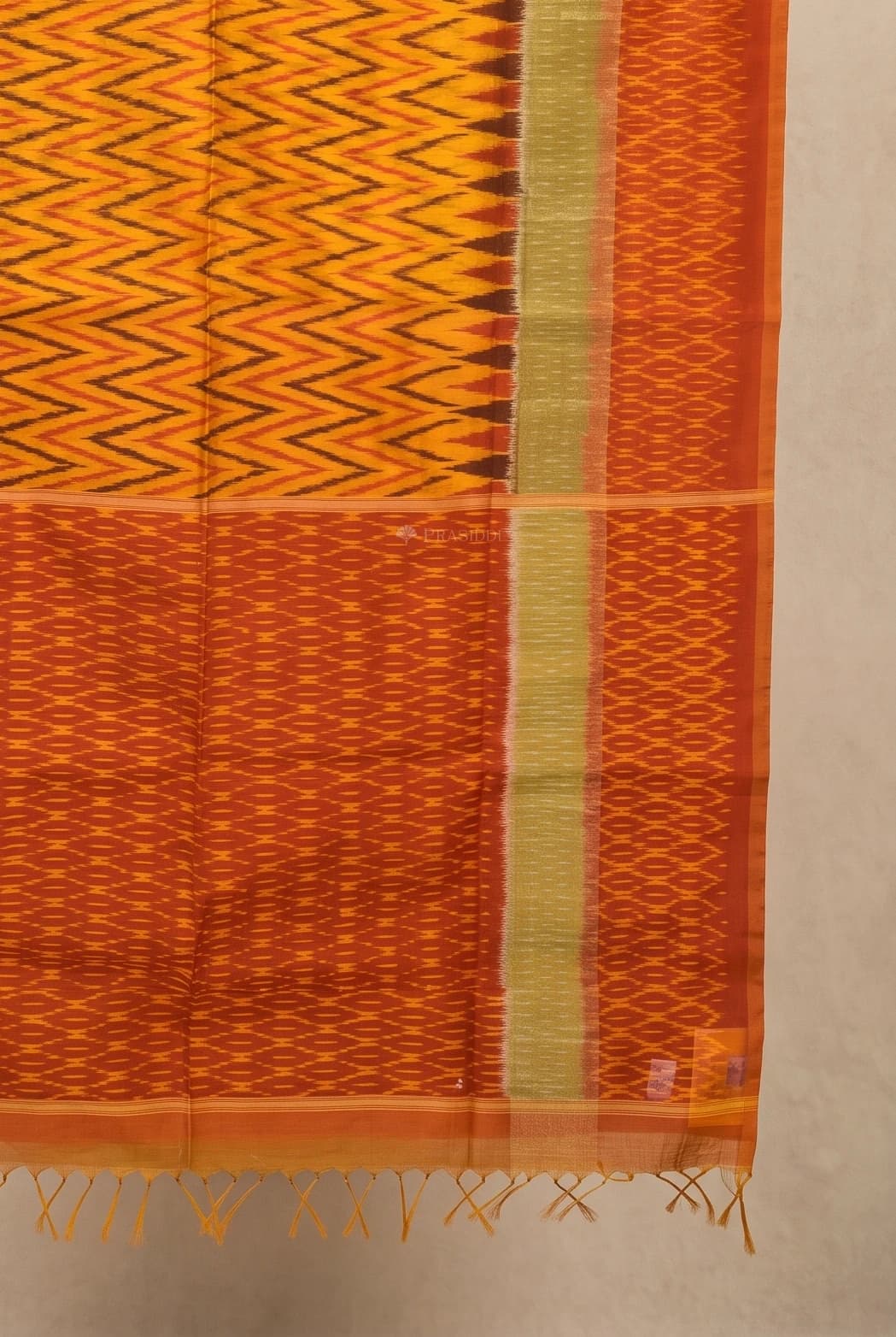 Orangish Pink Silk Cotton Saree with a Contrast Border Displayed Elegantly. – Display Image