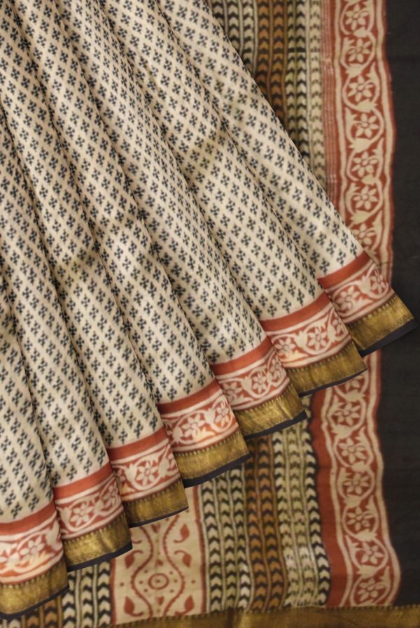 Beige and Maroon Maheshwari Silk Cotton Saree K0195032010 4 Pleats and Pallu